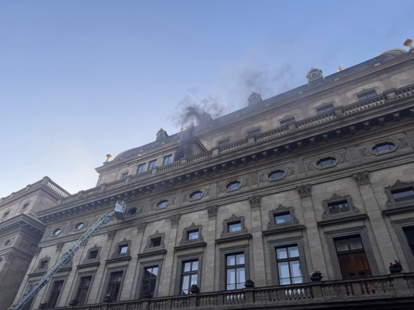 Hasiči zasahují u požáru v historické budově Národního divadla v Praze