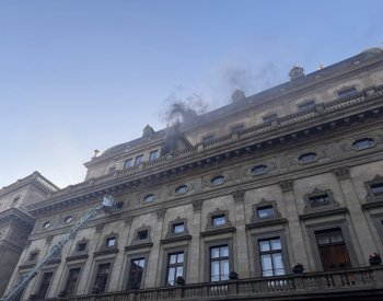 Hasiči zasahují u požáru v historické budově Národního divadla v Praze
