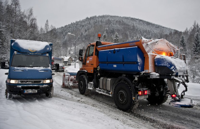 Na silnicích v Krkonoších a v Orlických horách leží vrstva sněhu