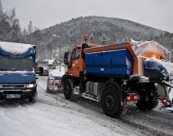 Na silnicích v Krkonoších a v Orlických horách leží vrstva sněhu