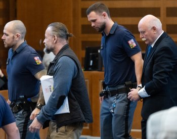 Tři ze čtyř obžalovaných v kauze vraždy muže u hradeckého soudu vinu odmítli