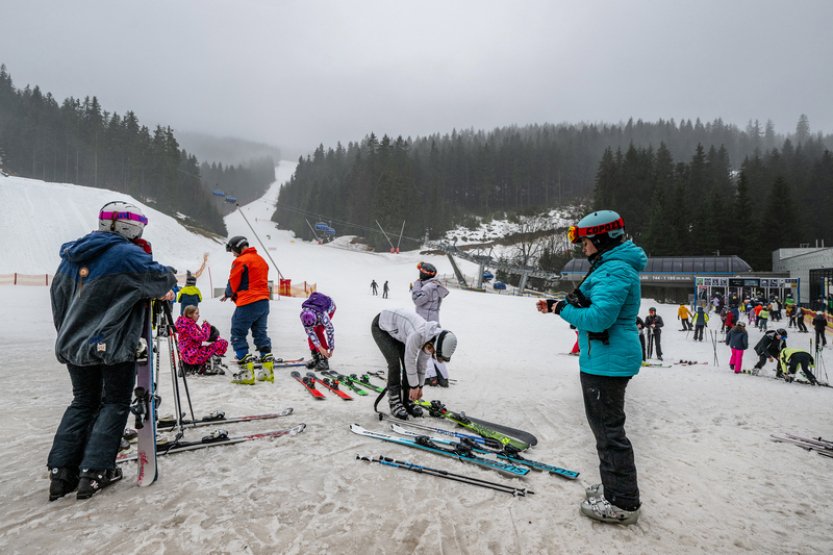 Špindlerův Mlýn zahájil sezonu, očekává až 3000 lyžařů