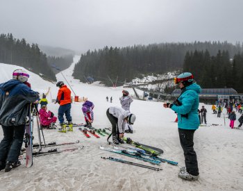 Špindlerův Mlýn zahájil sezonu, očekává až 3000 lyžařů
