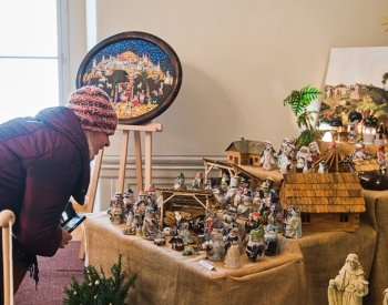 Na rosickém zámku vystavují přes 200 betlémů, dnes návštěvníky provázel sběratel