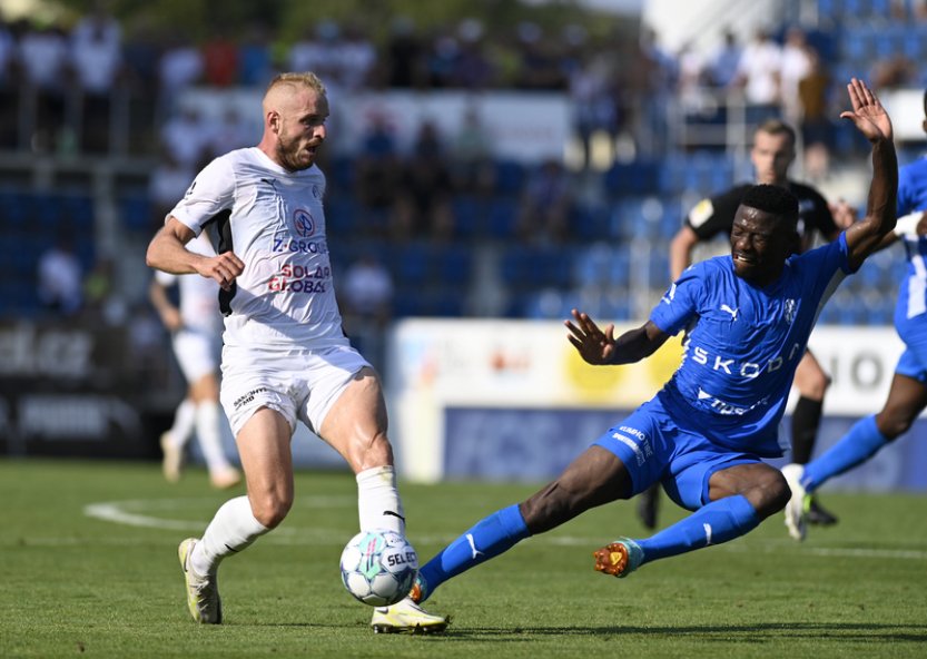 Boleslavský fotbalista Sakala si za faul a zranění Daníčka osm zápasů nezahraje