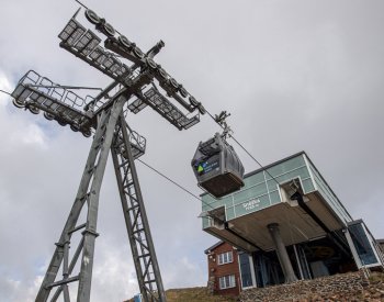 Lanovka na Sněžku dnes jezdí až na vrchol hory