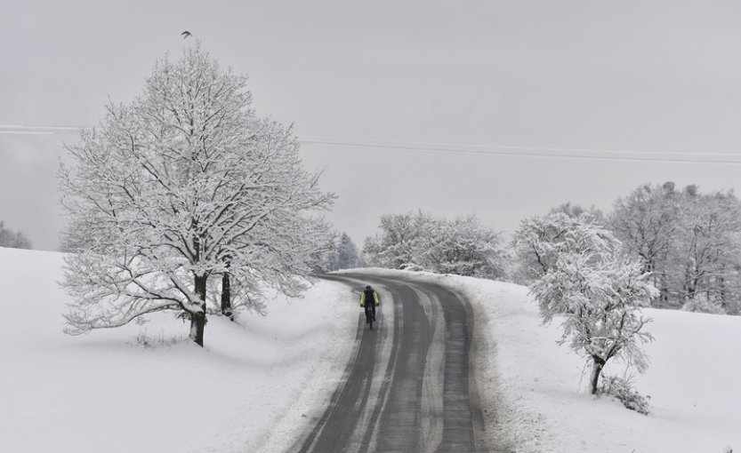 Silnice v Česku jsou dnes s opatrností sjízdné, místy je mlha a někde námraza