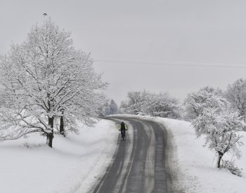 Silnice v Česku jsou dnes s opatrností sjízdné, místy je mlha a někde námraza