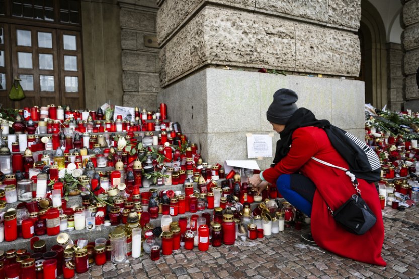 Živě: Výročí tragédie na fakultě uctí škola tichou pietou