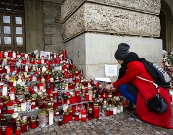 Živě: Výročí tragédie na fakultě uctí škola tichou pietou