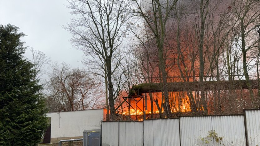 V Kladně hoří budova v bývalém areálu Poldi, na místě zasahují desítky hasičů