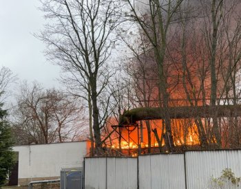 V Kladně hoří budova v bývalém areálu Poldi, na místě zasahují desítky hasičů