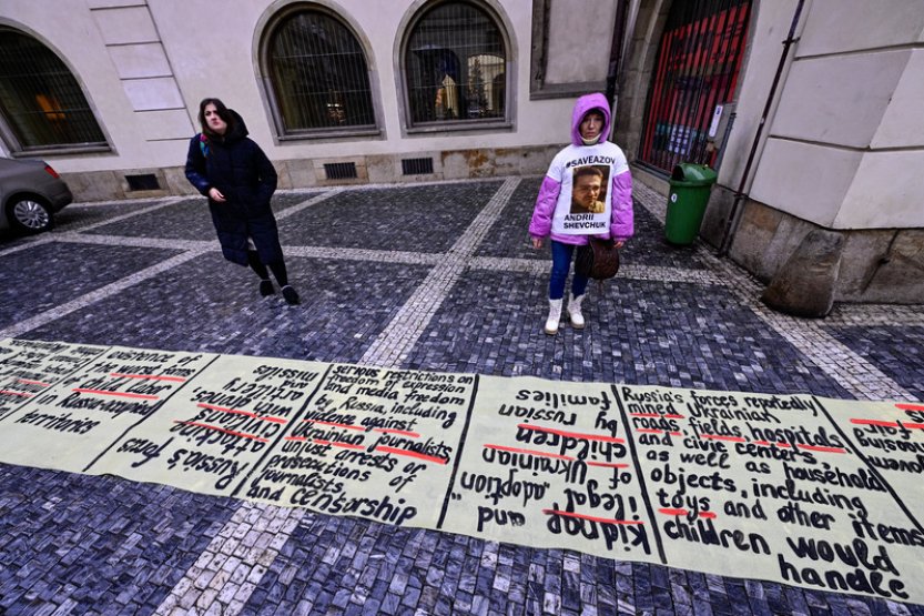 Koberec před budovou OSN upozornil na porušování práv na Ukrajině