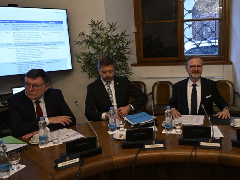 Vláda rozhodne o růstu platů, učitelům chce přidat o 7 % a ostatním o 1400 Kč