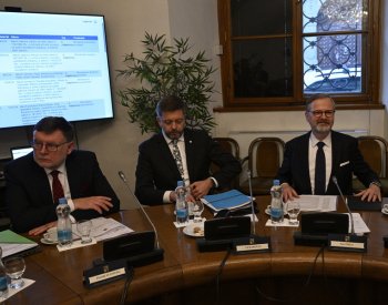 Vláda rozhodne o růstu platů, učitelům chce přidat o 7 % a ostatním o 1400 Kč