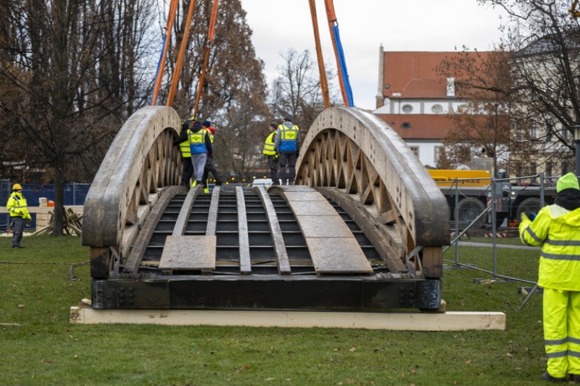 V Českých Budějovicích sundal mohutný jeřáb dřevěnou lávku přes Malši