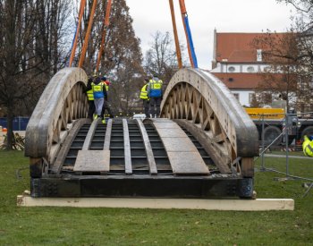 V Českých Budějovicích sundal mohutný jeřáb dřevěnou lávku přes Malši