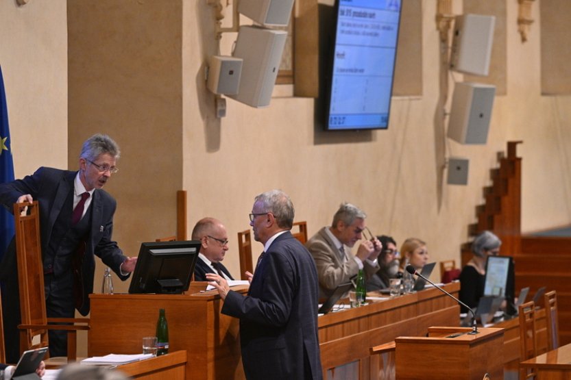Prodejci zbraní budou muset hlásit podezřelé nákupy, Pavel změnu podepsal