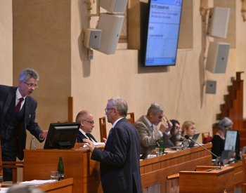 Prodejci zbraní budou muset hlásit podezřelé nákupy, Pavel změnu podepsal