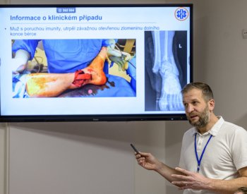 Lékaři v Ústí nad Labem pacientovi vložili 3D implantát na místo chybějící kosti