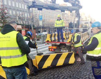 Praha po útoku v Německu umístila betonové zábrany na náměstí Republiky