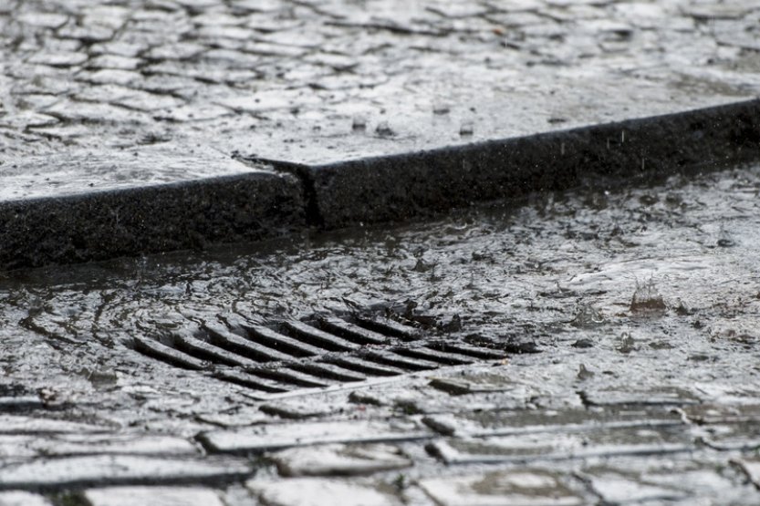 Hydrolog: Odpady z kanalizací při dešti mohou zanášet například řeky