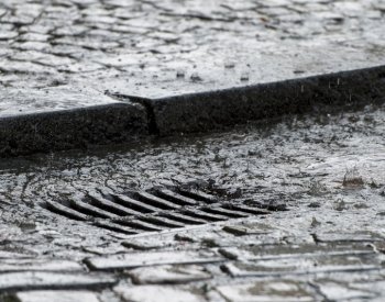 Hydrolog: Odpady z kanalizací při dešti mohou zanášet například řeky