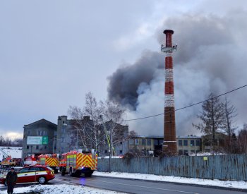 Hasiči likvidují rozsáhlý požár v areálu bývalých kasáren v Bruntále