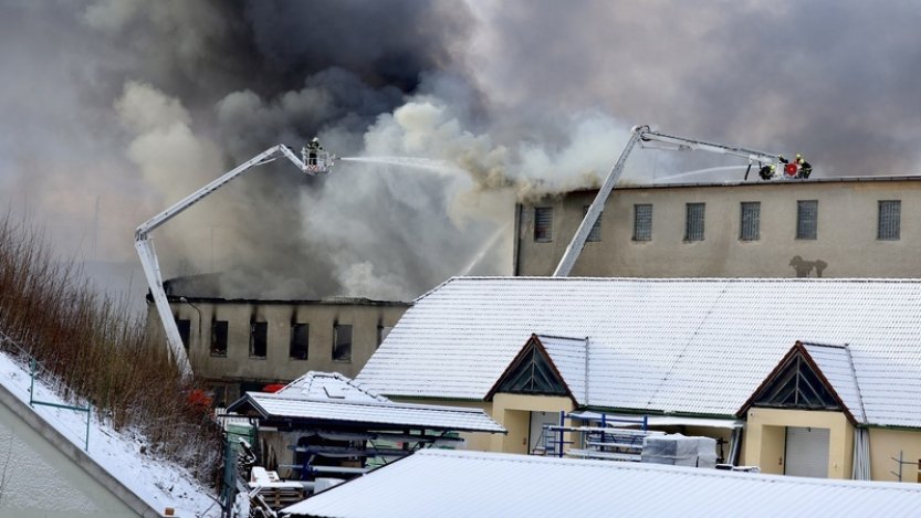 Hasiči předali majiteli vyhořelý areál kasáren v Bruntále, demolice není nutná