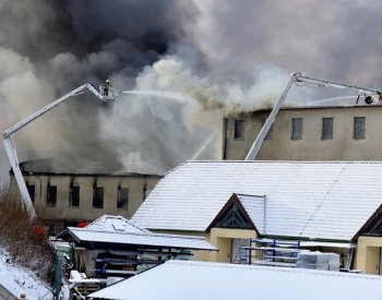 Hasiči předali majiteli vyhořelý areál kasáren v Bruntále, demolice není nutná