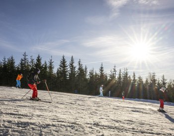 Počasí vylákalo do českých hor lyžaře, místy jich dorazily desetitisíce