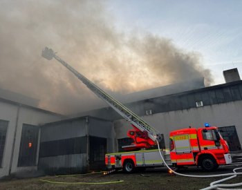 Hasiči bojují s požárem haly ve Frýdlantu nad Ostravicí, zásah komplikuje vítr