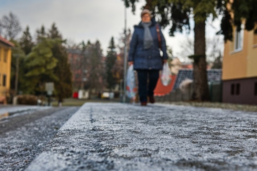 V celém Česku hrozí tvorba náledí, v části země bude i ledovka