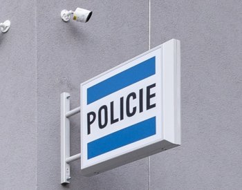 Případ úmrtí dítěte v Hostinném policie odložila, vina muže se neprokázala