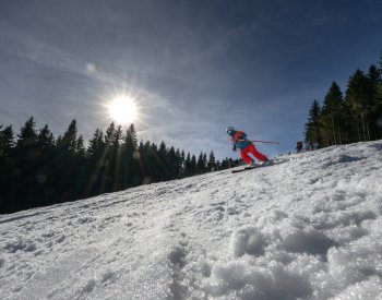 Podmínky pro lyžování byly o víkendu díky sněžení dobré a parkoviště plná