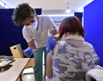 SYRI: Za nižší plodností mezi roky 2021 a 2022 je obava z očkování proti covidu
