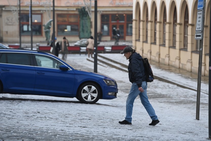 Na Kladensku se na ledovce srazily autobusy, některé autobusové linky nejedou
