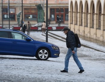 Na Kladensku se na ledovce srazily autobusy, některé autobusové linky nejedou