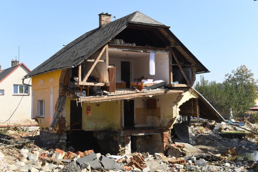 Vláda převede 17 obcím postiženým povodněmi pozemky pro stavbu nových domů
