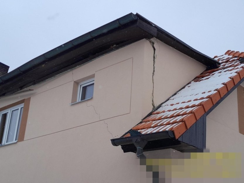 Výbuch poškodil rodinný dům ve Strančicích u Prahy, nikoho nezranil