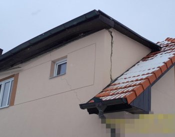 Výbuch poškodil rodinný dům ve Strančicích u Prahy, nikoho nezranil