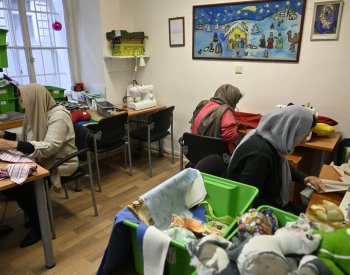 Afghánské ženy v ČR šijí pro veterány, nový kurz jim pomáhá s integrací