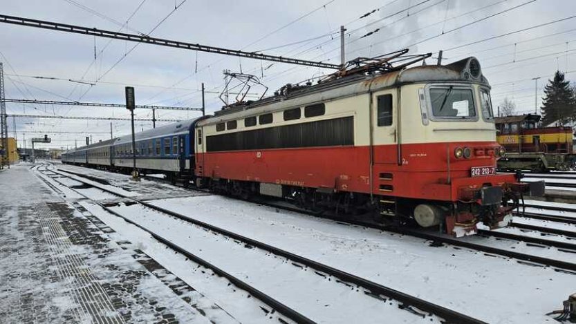 Osobní vlak vjel v Jihlavě na nádraží do cesty rychlíku, byly 67 m od sebe