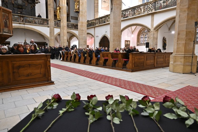 Lidé zcela zaplnili kostel v Mostě, kde se konala mše za oběti požáru