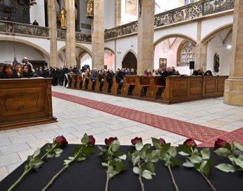 Lidé zcela zaplnili kostel v Mostě, kde se konala mše za oběti požáru