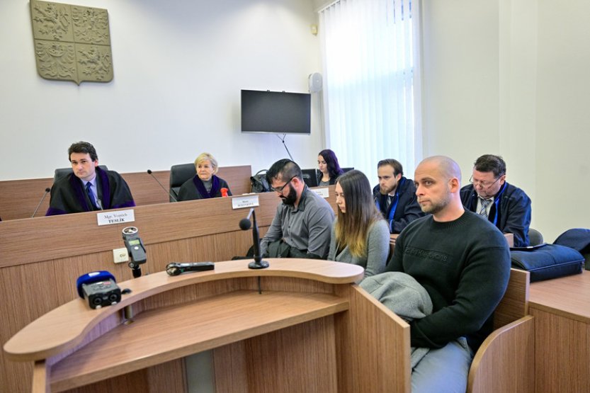 Soud dál projedná případ policisty, jenž před barem v Praze napadl dívky