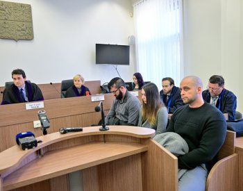 Soud dál projedná případ policisty, jenž před barem v Praze napadl dívky