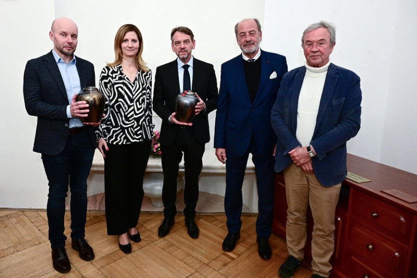 Urny s ostatky manželů Kunderových se vrátily do Brna