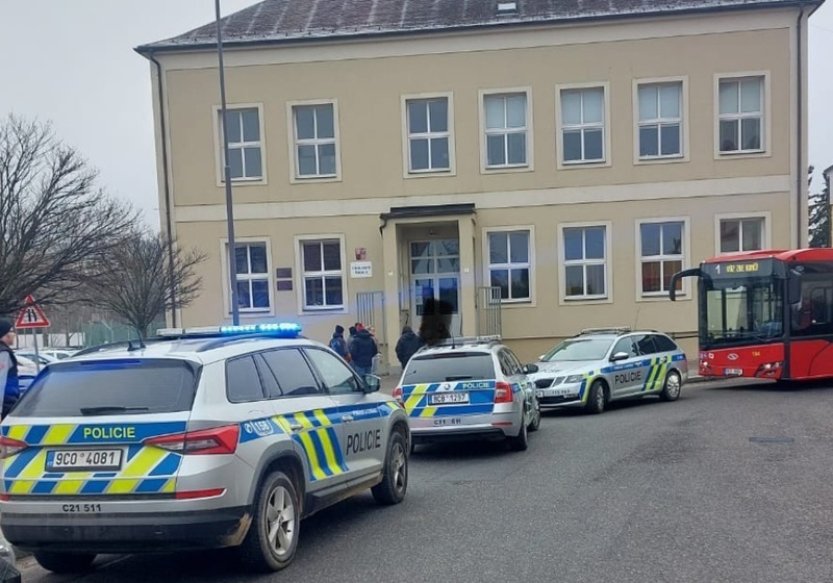 Učitelka v ZŠ v Rudolfově zneškodnila žáka, jenž jí hrozil zbraní