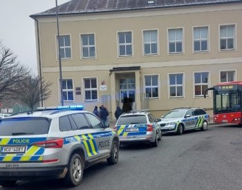 Učitelka v ZŠ v Rudolfově zneškodnila žáka, jenž jí hrozil zbraní